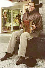 With the old 1row Hohner in the shopping mall of Kijkduin.