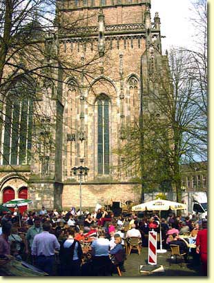 De ‘harde kern’ trekt op 30 april 2001 letterlijk samen rond het Grote Kerkhof in Deventer met prominenten uit de verschillende trekzak-culturen van Nederland.