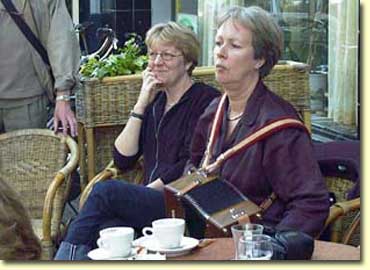 Op de foto’s mogen organisator Marry van Zanten (rechts) en ...