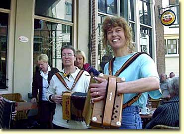 Anneke Goudkuil en Dies Nicolai op een van de Deventer terrassen.