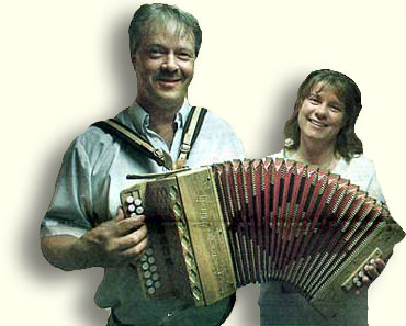 Berend en Tjitske Kok uit De Wilp met een Serenellini, een harmonica uit hun collectie.