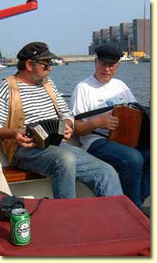 Frits Fitton (l) van Rocky River Bush Band (Australi) concertinend naast Gert-Jan Kamphorst uit Amsterdam (met DN T-shirt).