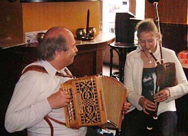 Willem Schot en Puck Duits tonen aan dat de schijnbaar anachromistische combinatie harmonika-doedelzak prima spoort (klik op beeldschermpje voor videootje van Willem Schot met voetenwerk).