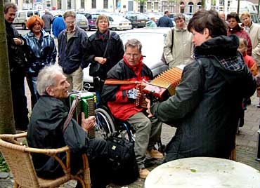 Een muzikale uitwisseling tussen Victor Sjesjtsjenko (Russisch oorlogsveteraan op de bayan) en 2dansbegeleiders: Ben Huisman (midden) en Cocky vd Burgt.