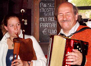 Puck Duits en Willem Schot bij het eerste binnen-optreden. De lokaliteit is niet erg geschikt maar dat laat de muzikanten niet weerhouden.