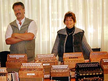Berend en Tjitske Kok zijn  helemaal  vanuit  Groningen  gekomen met hun  harmonicaassortiment. Vooral hun Serenellini maakt op dit moment furore. Ook ...