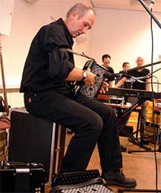 Frans Tromp presententeert zijn nieuwe cd. Let op de karakteristieke speelhouding.