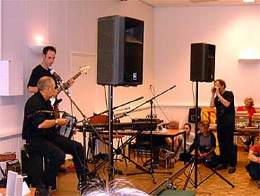 Frans Tromp in een duo met zijn zoon Maarten op de basgitaar.