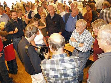 Deze foto van Andrys Stienstra geeft de sfeer in Nieuwegein goed weer: beetje bijkletsen met bekenden, lekker frummelen aan de instrumenten en hier en daar even een lekkere deun ten gehore brengen.