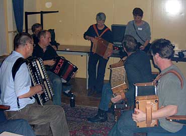 Later voegen ook anderen, onder wie accordeonist Kees Schoone, zich bij het gezelschap, om pas tegen half vier s nachts de balginstrumenten aan de wilgen de hangen.