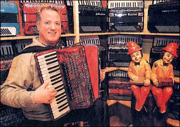 Chris Duinmeijer met een Serenellini Accordeon.