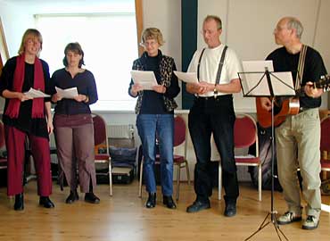 Balladepresentatie op zondagmiddag. Ook inmiddels een traditie: een oude middeleeuwse wijze en de recentere variaties op het thema van deze oude balades, die vaak over een niet al te probleemloze liefde gaan.