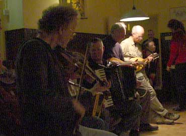 Jos Koning (Nijmegen), Luc Drdregter (Opperdoes), Piet Eikel (Uitgeest) en Peter Koene (De Bilt) houden de sfeer er in bij de bar.