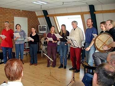 De zanggroep onder leiding van Marc Hauman.