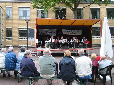 Het hoofdpodium met een orkest van accordeonisten en trekzakspelers.