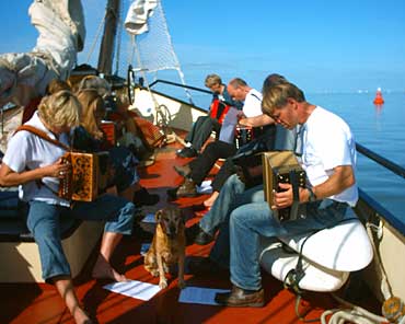 Ook schipper Bob Bel (met Flip, de scheepshond) voegt zich bij de sessie op het voorschip.