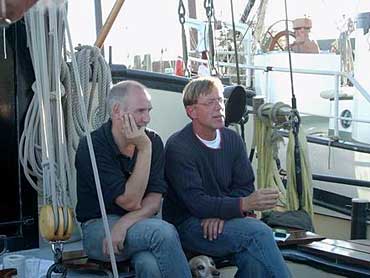 Frans Tromp, op een van de schaarse momenten zonder zijn onafscheidelijke Karel van der Leeuw, en schipper Bob Bel.
