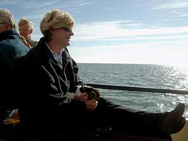 Mieke blikt over de zoute zee.