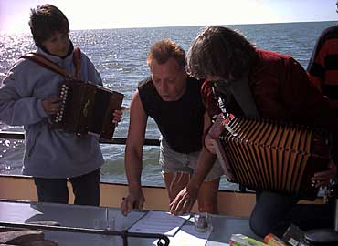 Tijdens het opkruisen geeft Ad Kwakernaat uitleg bij een van de muziekstukken.