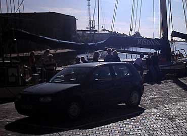 Aankomst in Franeker. Zij die afscheid nemen zijn nog slechts silhouetten. Maar hopelijk niet lang. Tot de volgende keer!