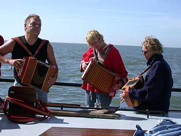 Hier ook, maar dan op het gangboord.