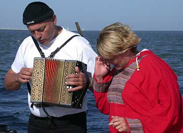 Bart speelt. Marjolein zingt.