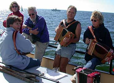 Bij alle stukken was ook tekst. Het waren melodieëen uit Amsterdam, Terschelling en Volendam. Hoe toepasselijk is het spelen en zingen op een oud schip onder vol zeil!