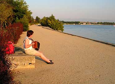 Spelend aan de Rhône.