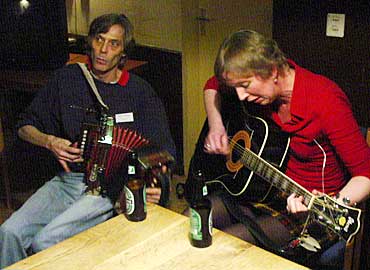 Wim Nagtegal en Mirjam Theuwissen brengen de Cajun-sfeer er alvast in bij de bar.