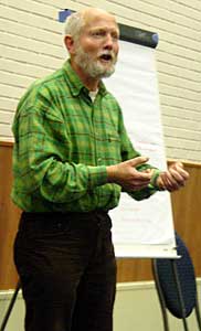 Een der concertina-leerlingen  Hans Metsch, molenaar uit de Zaanstreek  vertelt wat over de plaatselijke folklore.