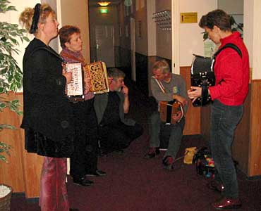 Gerda, Els, Carola en Lia spelen de Cumbia, die ze in Nijmegen van Kok de Koning hebben geleerd.