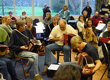 Wim Nagtegaal doet dit jaar de nrijers. Tweerijers konden overigens ook aanschuiven. Het videofragment laat eerst een stukje Cajun horen, en daarna een stukje Zydeco (met Cajun-Franse zang van de meester zelf).