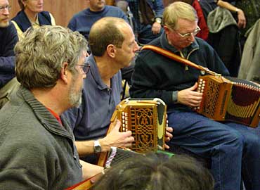 Wim Nagtegaal doet dit jaar de nrijers. Tweerijers konden overigens ook aanschuiven. Het videofragment laat eerst een stukje Cajun horen, en daarna een stukje Zydeco (met Cajun-Franse zang van de meester zelf).