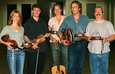 Van links naar rechts: Pauline Groenendijk (fiddle), gastspeler Dirk Powell (van Balfa Toujours, 2de viool) , Monique Neuteboom (gitaar), Bas van der Poll (accordeon en zang) en Herman van Rijn (triangel, back-up zang).