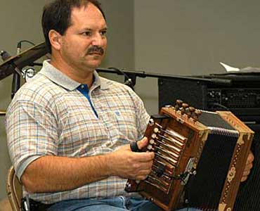 Kenneth Thibodeau, spelend op het Mamou Cajun Music Festival op 6 september 2003.