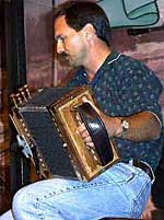 De leden van de Kenneth Thibodeaux en de Cajun Dance Band spelen al jaren bij elkaar. Omdat ze van hun muziek houden en hun Cajun cultuur. Zij speelden talloze keren in de Liberty Theatre in Eunice. Liberty Theatre is voor Cajun Muziek wat de Grand Ole Opera House is voor country.