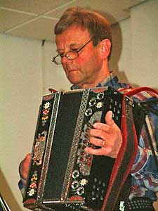 In Groesbeek bestaat ook een groep speciaal voor Steirische harmonica’s onder leiding van Jan Koopmans. (Niet te verwarren met Jantje!) Met z’n allen speelden ze de Mariandl Walzer. Deze groep bestaat pas sinds vier maanden, ze zijn nog aan het sparen voor Lederhosen!