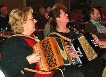 Feestavond Woarum-Nie in dorpshuis De Slenk in Groesbeek-De Horst: boordevol optredens!!!