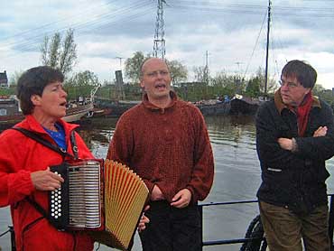 Zingen op het achterdek met Cocky aan de trekzak. De haven in Nieuwerkerk komt in zicht. Ruud (uit Rotterdam) zet een liedje in over de haven van Rotterdam! Cocky kent het niet en maakt er gewoon Geef mij maar Amsterdam van. Dat maakt Ruud niks uit. Ko kijkt kritisch toe!