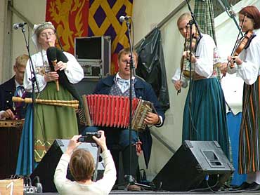 De Lahemaa Folk Group uit Estland op n van de vijf podia van de Nationale Doedeldag.