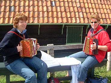 Overal klonken vrolijke en leuke deunen zodra de zon weer doorbrak.