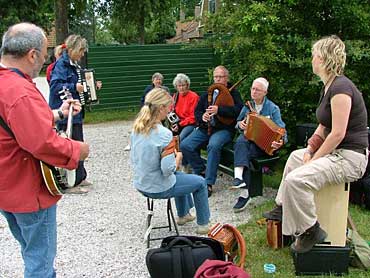 Uiteraard waren de inboorlingen uit Enhuizen en omgeving ook present. Een van hen is Ellen Schot, die als 16-jarige in 1997 de Harmonicahoek-avant-la-lettre tijdens de boottocht van Enkhuizen naar Stavoren verblufte door de mogelijkheden van de tweerijer te laten horen (u ziet haar rechtsboven op de derde foto).  Het gezelschap haalde behalve de harmonica, ook de banjo, cargon, doedelzak en accordeon tevoorschijn.