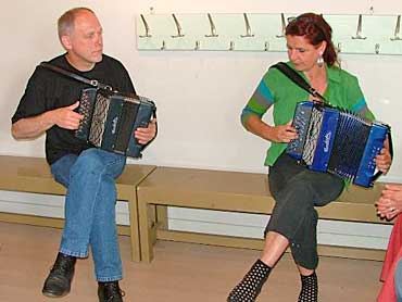 Harmonicabouwer Frans van der Aa laat diverse harmonicas zien van eigen makelij. Hier in duet met een van zijn klanten.