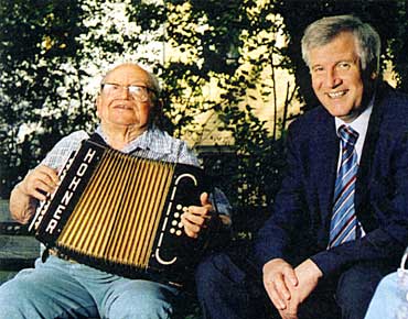  Foto in het Duitse weekblad Stern (week 32) van de Duitse CSU-politicus Horst Seehofer met een bewoner van een verpleeghuis in Ingolstadt, met een oudere 2,5-rijer.