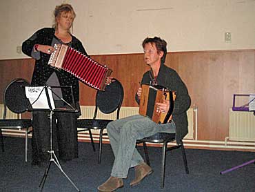 Gerda en Annemieke tijdens een mooi klezmer-lied.