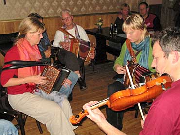 Het was gezellig in de bar.