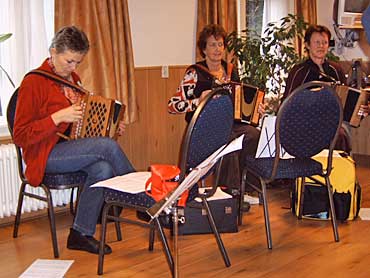 De groep van Peter Pot arrangeerde zelf twee tweestemmige melodieën van Peter.