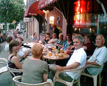 Afsluiting van het Groesbeekse lesseizoen  uiteraard op het terras. En allemaal aan het witbier, dat spreekt!