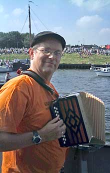 Balgend voor een publiek van honderdduizenden belangstellenden - in het water en op de kant. Belangstellenden voor Sail 2005, welteverstaan.