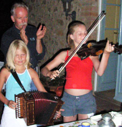 Ook de kinderen van toevallig passerend bezoek mogen even - heel voorzichtig  de instrumenten ter hand nemen.